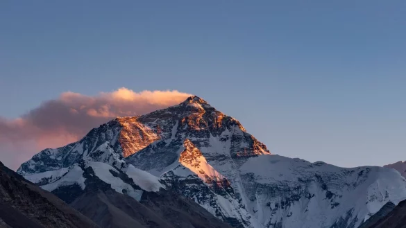 Der Sonnenuntergang f&auml;rbt den Gipfel des Mount Everest. - &copy; Zhang Rufeng/XinHua/dpa
