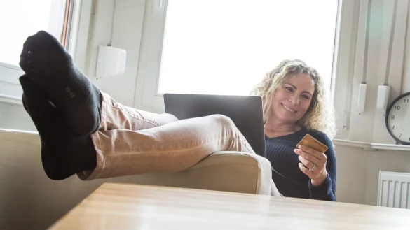 Entspannt online einkaufen: Das geht zum Beispiel mit einer Kreditkarte. - © Christin Klose/dpa-tmn