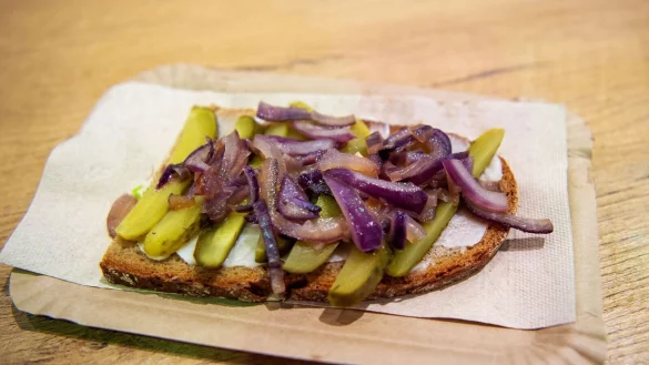 Honigglasierte Zwiebeln erh&ouml;hen neben den Gurkenscheiben den Gem&uuml;seanteil der Schmalzstulle. - &copy; Bernd Diekjobst/dpa-tmn