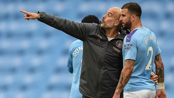 City-Trainer Pep Guardiola (l) k&auml;mpft um seinen Spieler Kyle Walker. - &copy; Oli Scarff/Nmc Pool/Pool AFP via AP/dpa