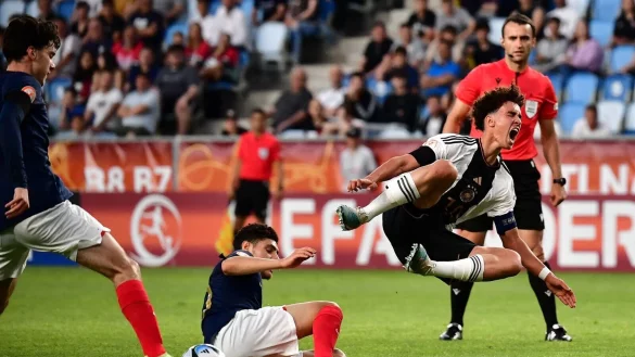 Freiburgs Talent Noah Darvich (r) wechselt zum FC Barcelona. - &copy; Marton Monus/dpa