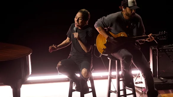 Lady Gagas Outfit bei der Oscar-Peformance: T-Shirt und Jeans. - &copy; Chris Pizzello/Invision/AP