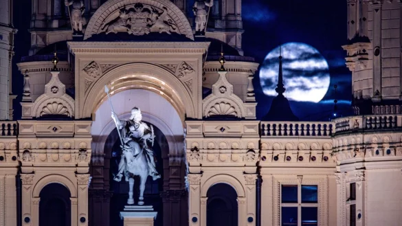 Der Vollmond geht &uuml;ber dem Schweriner Schloss auf. - &copy; Jens B&uuml;ttner/dpa