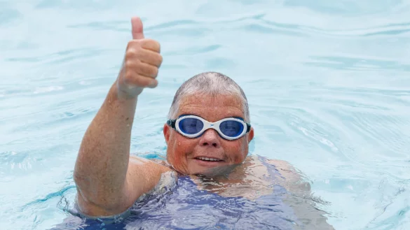 Den Daumen nach oben zeigt eine Schwimmerin im Freibad Rolandsbad zu Beginn der Freibadsaison in Nordrhein-Westfalen. - © Friso Gentsch/dpa/Archivbild