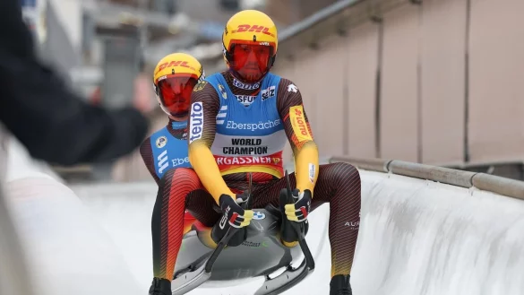 Toni Eggert (vorne) und Sascha Benecken (hinten) kommen nach der Fahrt als Zweite ins Ziel. - © Friso Gentsch/dpa