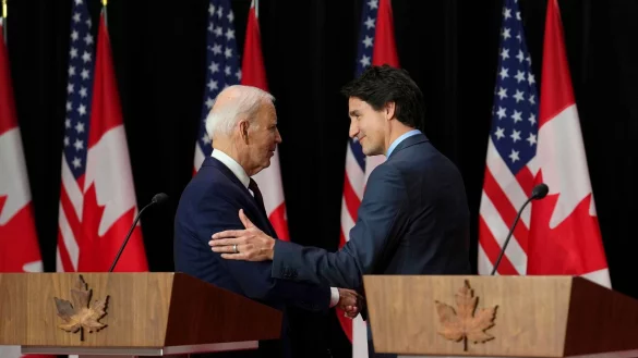 US-Präsident Joe Biden und sein kanadischer Amtskollege Justin Trudeau haben sich bei einem Treffen in Ottawa auf ein Asylabkommen geeinigt, dass einen illegalen Grenzübergang zwischen den beiden Ländern schließen soll. - © Sean Kilpatrick/The Canadian Press via AP/dpa