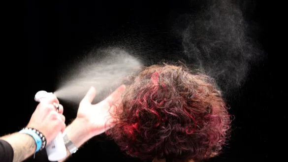 Bis zum letzten Spr&uuml;hsto&szlig;: Wer Haarspraydosen in den Gelben Sack oder die Gelbe Tonne werfen will, sollte sie vorher vollst&auml;ndig leeren. - &copy; Ina Fassbender/dpa-tmn