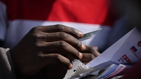 Eine Person l&auml;sst sich in Mexiko auf eine Liste setzen, um dadurch Infos &uuml;ber die Beantragung von Asyl in den USA zu erhalten. - &copy; Carlos A. Moreno/ZUMA/dpa