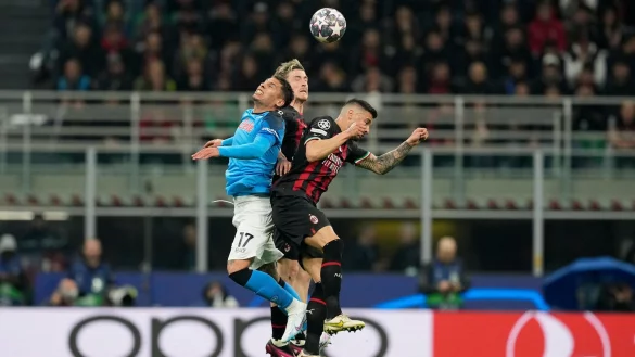 Mathias Olivera (l) und der SSC Neapel verloren das Viertelfinal-Hinspiel gegen den AC Mailand. - © Antonio Calanni/AP