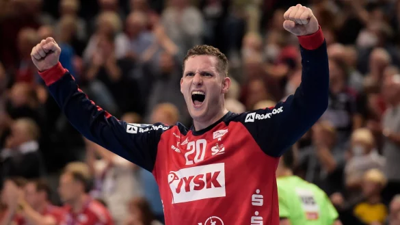 Flensburgs Torwart Kevin M&ouml;ller besiegte mit seiner Mannschaft zum Saisonauftakt den HSVH. - &copy; Gregor Fischer/dpa