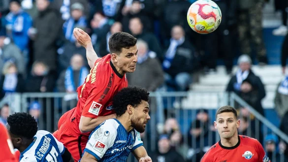 Paderborns Tobias M&uuml;ller (l) spielt gegen Magdeburgs Luka Sliskovic (unten). - &copy; Swen Pf&ouml;rtner/dpa