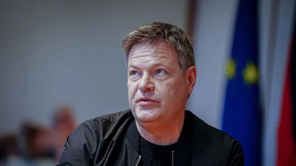 Robert Habeck: &laquo;Der Ausbau der Erneuerbaren Energien zieht nach Jahren der Stagnation endlich wieder an: sehr deutlich bei der Solar-, und Schritt f&uuml;r Schritt auch bei der Windkraft.&raquo; - &copy; Kay Nietfeld/dpa