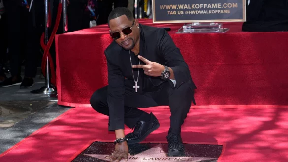Martin Lawrence posiert auf dem Hollywood Walk of Fame mit seiner Sternenplakette. - &copy; Chris Pizzello/Invision/AP/dpa