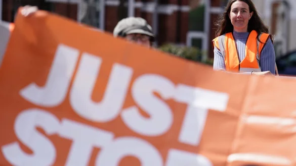 Just Stop Oil-Demonstranten nehmen an einem Protestmarsch in London teil. - &copy; Jordan Pettitt/PA Wire/dpa
