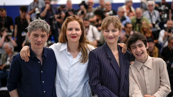 Schauspieler Swann Arlaud (l-r), Regisseurin Justine Triet, Sandra H&uuml;ller und Milo Machado Graner stellen den Film &laquo;Anatomy of a Fall&raquo; (&laquo;Anatomie dune chute&raquo;) bei den 76. Internationalen Filmfestspielen in Cannes vor. - &copy; Daniel Cole/AP/dpa