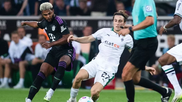 Bayerns Serge Gnabry (l) und Gladbachs Rocco Reitz k&auml;mpfen um den Ball. - &copy; Marius Becker/dpa