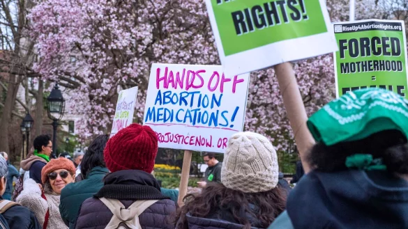 Menschen demonstrieren in New York gegen die von einem texanischen Bundesgericht ausgesetzte Zulassung des Abtreibungsmedikaments Mifepriston. - © Milo Hess/ZUMA Press Wire/dpa