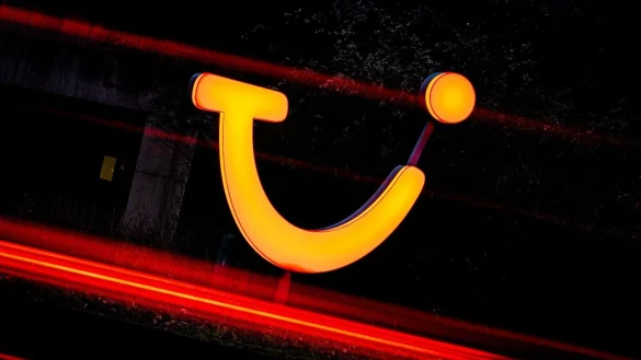 Das Logo der Tui AG: Der Reisekonzern hat Staatshilfen aus der Corona-Krise zurückgezahlt. - © Moritz Frankenberg/dpa