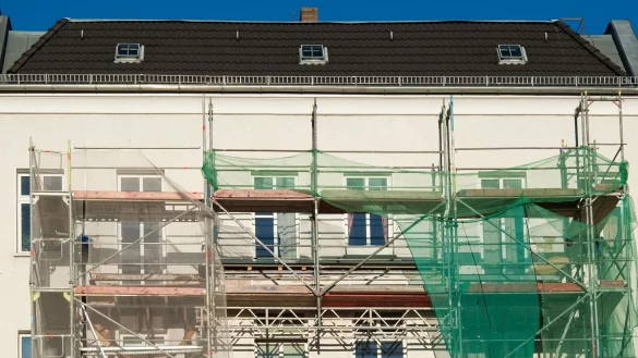 Ein Ger&uuml;st versperrt Ihnen die Sicht aus Ihrer Wohnung? Dann kann das eine Mietminderung rechtfertigen. - &copy; Andrea Warnecke/dpa-tmn/Archivbild