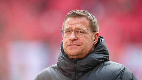 Max Eberl, Leipzigs Sportdirektor, steht vor dem Spiel ins Stadion w&auml;hrend Gladbachs Fans Schm&auml;hges&auml;nge gegen ihn anstimmen. - &copy; Jan Woitas/dpa