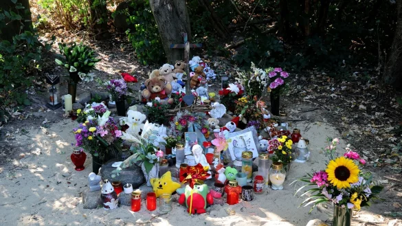 Der Sechsj&auml;hrige ist an dieser Stelle in Pragsdorf mit schwersten Stichverletzungen gefunden worden. - &copy; Bernd W&uuml;stneck/dpa