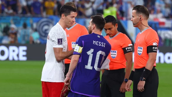 Kennen sich bislang nur als Gegner: Robert Lewandowski (l) und Lionel Messi. - &copy; Tom Weller/dpa