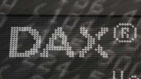 Das Wort &laquo;DAX&raquo; steht im Handelssaal der Frankfurter Wertpapierb&ouml;rse an einer Tafel. - &copy; Arne Dedert/dpa