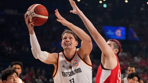 Emotionaler Leader des DBB-Teams: Moritz Wagner (l). - &copy; Hiro Komae/AP/dpa