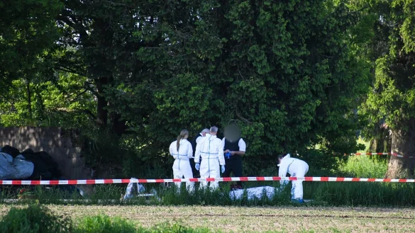 Die Spurensicherung begutachtet den Fundort der Frauenleiche. - © Vifogra/Tiedemann/vifogra/dpa