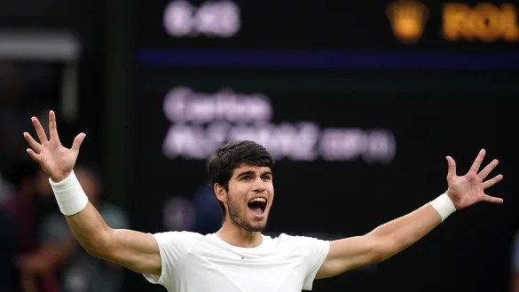 Carlos Alcaraz jubelt &uuml;ber seinen Finaleinzug. - &copy; Victoria Jones/PA Wire/dpa