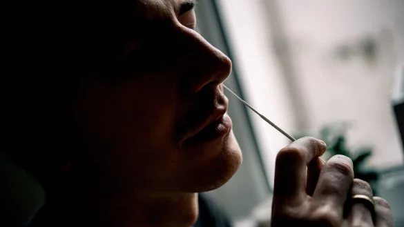 Wer einen &auml;lteren Coronatest aus der Schublade holt, sollte zuerst pr&uuml;fen, ob er nicht schon abgelaufen ist. - &copy; Zacharie Scheurer/dpa-tmn