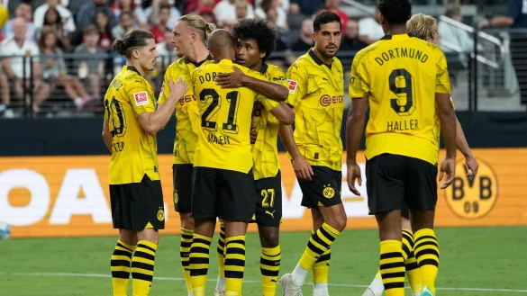 Spieler von Borussia Dortmund feiern nach dem Tor von Donyell Malen (21). - &copy; John Locher/AP