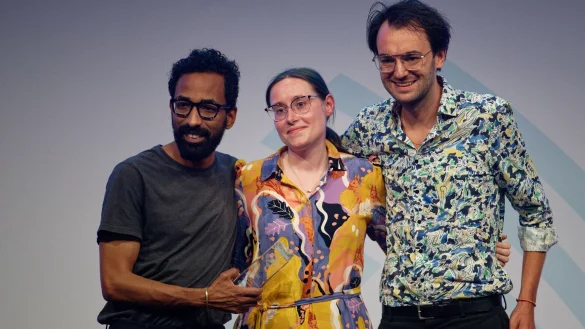 Mohamed Anvar (l-r), Miriam Lenz und Max Donheiser stehen bei der Verleihung des Grimme Online Award 2023 mit dem Preis in der Kategorie &laquo;Information&raquo; f&uuml;r &laquo;Schwangerschaftsabbruch in Deutschland&raquo; auf der B&uuml;hne. - &copy; Henning Kaiser/dpa