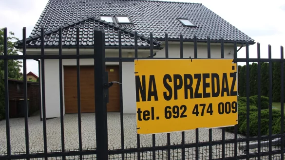 Ein zum Verkauf stehendes Haus in der polnischen Ortschaft Kunowice. - &copy; Jan Freybott/dpa