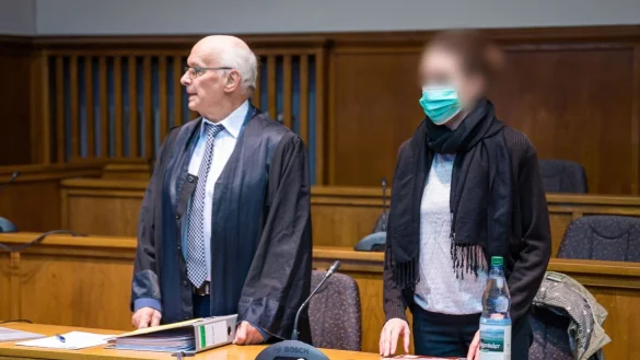 Die Angeklagte steht neben ihrem Anwalt im Landgericht Saarbr&uuml;cken. - &copy; Oliver Dietze/dpa