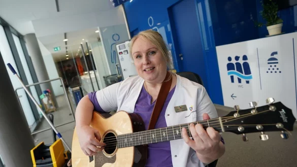 Mit ihren Liedern zaubert Reinigungskraft Stefanie Ansul-Weissner vielen Kundinnen und und Kunden ein L&auml;cheln ins Gesicht. - &copy; Marcus Brandt/dpa