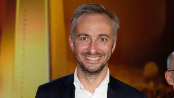 Der Satiriker Jan B&ouml;hmermann wird erneut mit dem Grimme-Preis ausgezeichnet. - &copy; Henning Kaiser/dpa