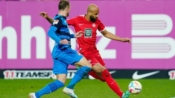 Heidenheims Jonas F&ouml;hrenbach (l) und Kaiserslauterns Terrence Boyd k&auml;mpfen um den Ball. - &copy; Uwe Anspach/dpa