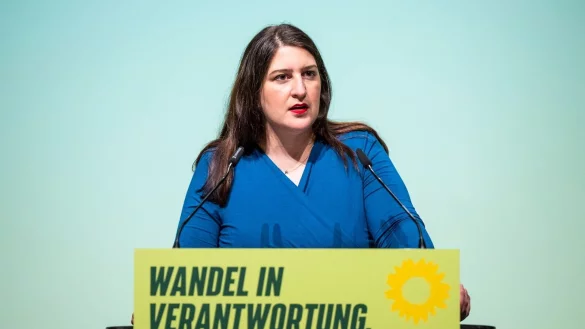 Yazg&uuml;l&uuml; Zeybek, Landesvorsitzende der Gr&uuml;nen in Nordrhein-Westfalen, spricht zu Parteimitgliedern. - &copy; David Inderlied/dpa/Archivbild