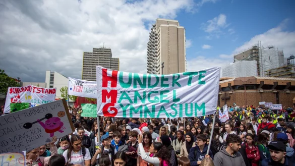 Sch&uuml;ler aus f&uuml;nf verschiedenen Schulen demonstrieren auf dem Pariser Platz in Chorweiler gegen Baum&auml;ngel an Schulen im K&ouml;lner Norden. - &copy; Thomas Banneyer/dpa