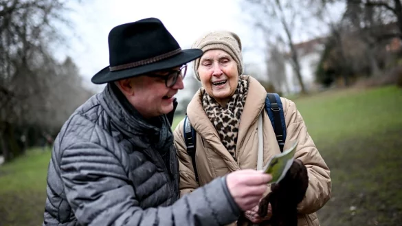 Unter der Motto &laquo;Jung trifft Alt&raquo; vermittelt der Verein &laquo;Freunde alter Menschen&raquo; Kontakte zwischen jungen und &auml;lteren Menschen. - &copy; Britta Pedersen/dpa