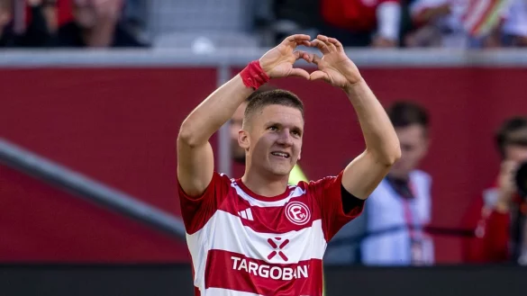 D&uuml;sseldorfs Christos Tzolis jubelt nach seinem Tor zum 1:1 gegen Hannovern 96. - &copy; David Inderlied/dpa