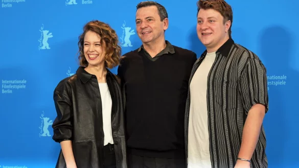 Paula Beer (l-r), Regisseur Christian Petzold und Thomas Schubert stellten &laquo;Roter Himmel&raquo; auf der Berlinale vor. - &copy; Philipp Znidar/dpa