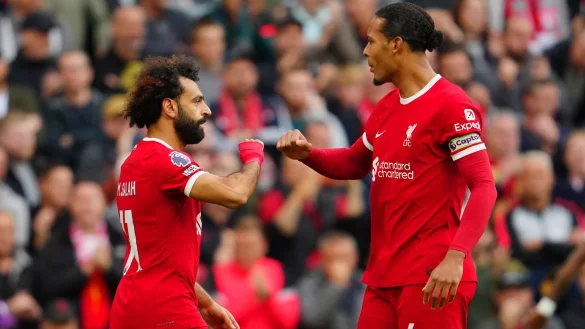 Mohamed Salah (l) bejubelt den Treffer zum 1:0 mit seinem Teamkollegen Virgil van Dijk. - &copy; Jon Super/AP/dpa