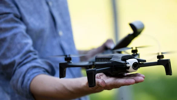 Wie ist die Kamera aufgehängt? Beim Kauf einer Fotodrohne sollte man auf einen guten Bildstabilisator (Gimbal) mit drei Achsen achten, der die Kamera ruhig hält. - © Alexander Prautzsch/dpa-tmn