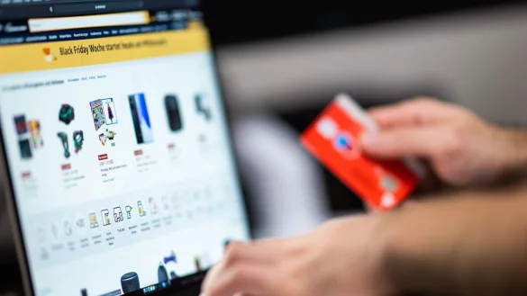 Onlineshopping ist praktisch, zieht aber leider auch Betr&uuml;gerinnen und Betr&uuml;ger magisch an. - &copy; Mohssen Assanimoghaddam/dpa/dpa-tmn