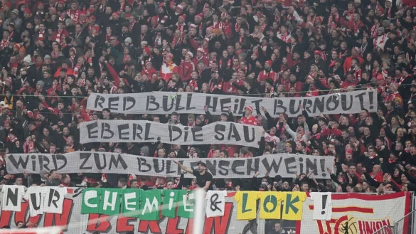 Geschmacklos: Fans des 1. FC Union Berlin präsentierten im Leipziger Stadion drei Hassbanner gegen RB-Sportdirektor Max Eberl. - © Robert Michael/dpa