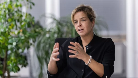 Mona Neubaur (B&uuml;ndnis 90/Die Gr&uuml;nen) spricht. - &copy; Rolf Vennenbernd/dpa/Archivbild