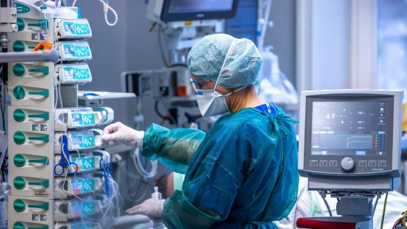 &Auml;rzte und Pflegekr&auml;fte betreuen Patienten auf einer Intensivstation. - &copy; Jens B&uuml;ttner/dpa-Zentralbild/dpa