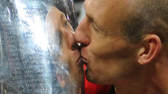 Bayerns Arjen Robben k&uuml;sst die Champions-League-Troph&auml;e nach dem Wembley-Triumph 2013. - &copy; Andreas Gebert/dpa